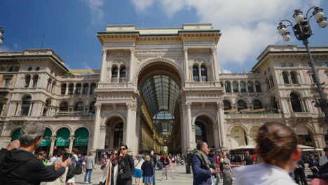 Belebter-Eingang-Der-Galleria-Vittorio-Emanuele-II-In-Mailand
