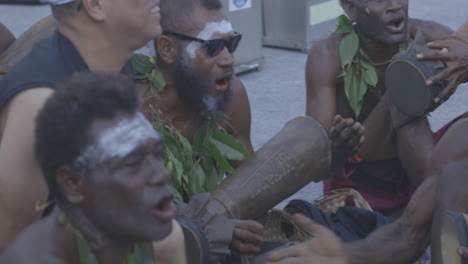 Indígenas-Amazónicos-Tocando-Tambores