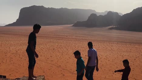 Toma-En-Cámara-Lenta-De-Niños-Mirando-El-Desierto-De-Wadi-Rum-En-Jordania.