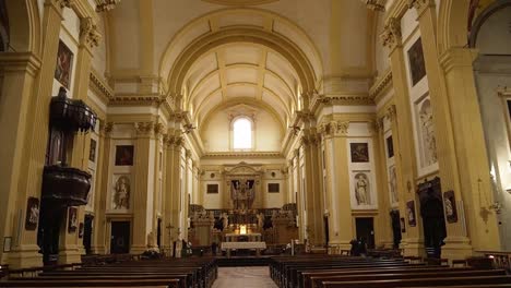 Majestic-up-down-shot,-interior-architectural-view-of-church-in-Verona,-Italy