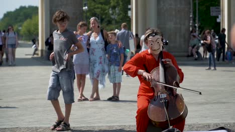 Persona-Emprendedora-Que-Gana-Dinero-Tocando-Música-En-Público-En-Berlín.