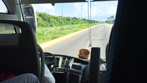 Un-Autobús-Circulando-Por-Las-Carreteras-De-Cancún.