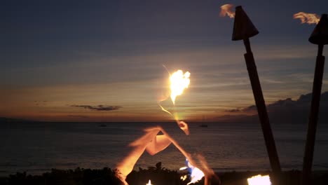 Dies-Ist-Eine-Aufnahme-Einer-Hawaiianischen-Feuertänzerin,-Die-über-Einen-Sonnenuntergang-Am-Strand-Von-Hawaii-Gelegt-Wurde.