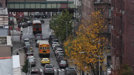 Typische-Gelbe-Busse-Transportieren-Kinder-Von-Der-Schule-Nach-Hause-Im-Stadtgebiet-Von-Brooklyn,-New-York