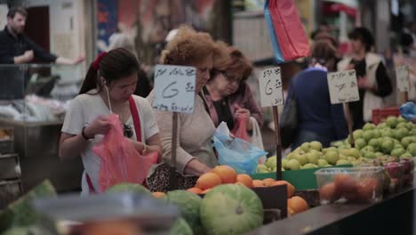 Mercado-Mahane-Yehuda-En-Jerusalén,-Mujeres-Comprando-Frutas