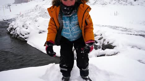 Niño-Pequeño-Arrojando-Nieve-A-La-Cámara-En-Cámara-Lenta