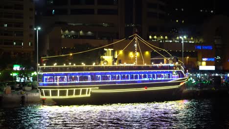 El-Crucero-Con-Cena-En-Dhow-Es-Una-Forma-Romántica-De-Pasar-Una-Velada-En-Dubai