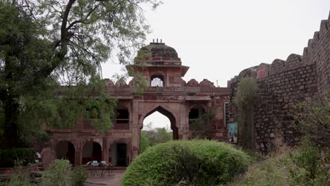 Künstlerisches-Eingangstor-Der-Wanderwege-Am-Abend-Aus-Verschiedenen-Blickwinkeln.-Das-Video-Wurde-Im-Rao-Jodha-Park,-Mehrangarh-Fort,-Jodhpur,-Rajasthan,-Indien-Aufgenommen.