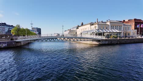 Caminando-Por-El-Paseo-Marítimo-De-Malmö-Con-Hermosos-Edificios-En-El-Centro-De-La-Ciudad.