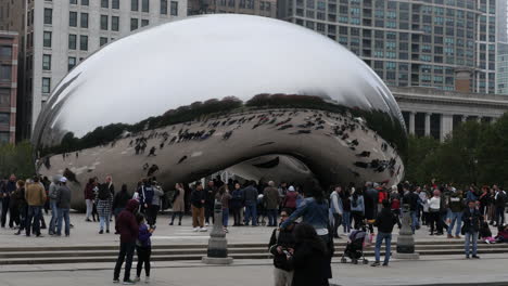 Cloud-Gate-Im-Millennium-Park-Mit-Skyline-Von-Chicago-Und-Wolkenkratzern,-Aufgenommen-In-4K-Auflösung