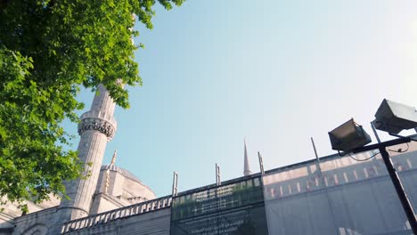 Hyperlapse-Video:-Nicht-Identifizierte-Personen-Gehen-Herum-Und-Erkunden-Die-Blaue-Moschee-Oder-Die-Sultan-Ahmet-Moschee,-Ein-Beliebtes-Wahrzeichen-In-Istanbul,-Türkei