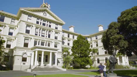 Una-Toma-Amplia-Y-De-ángulo-Bajo-Del-Antiguo-Edificio-Del-Gobierno-En-Wellington,-Nueva-Zelanda