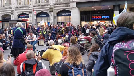 Los-Manifestantes-De-Rebelión-De-Extinción-Bailan-Para-Crear-Conciencia-Frente-Al-Metro-Tesco-En-La-Estación-De-Liverpool-Street