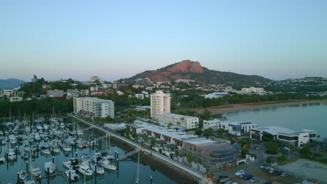 Drohnenflug-über-Die-Stadt-Townsville,-Queensland,-Australien,-Castle-Hill,-Sonnenaufgang-über-Der-Wasserstrandlandschaft