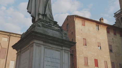 Tilt-up-close-up-on-Girolamo-Savonarola-statue-in-Ferrara,-Italy