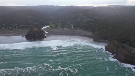 Rocky-Headland-Of-Lion-Rock-On-Piha-Beach-In-Waitākere-Ranges-In-Auckland-Region,-New-Zealand