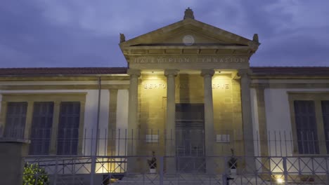 Schwenkaufnahme-Des-Pancyprian-Gymnasiums-In-Lefkosia,-Nikosia,-Zypern-Am-Frühen-Abend