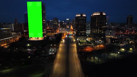 Amerikanische-Stadt-Bei-Nacht-Mit-Greenscreen-Und-Animierten-Tracking-Punkten-Auf-Wolkenkratzern