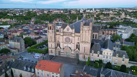 Kathedrale-Von-St.-Peter-Oder-Pierre-In-Der-Stadt-Poitiers,-Frankreich