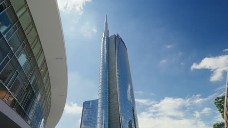Moderner-Unicredit-Wolkenkratzer-Dominiert-Die-Skyline-Von-Mailand-Vor-Blauem-Himmel