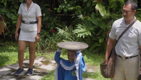 Alimentando-Una-Cometa-Brahminy-Durante-Un-Espectáculo-De-Aves-En-Bali.