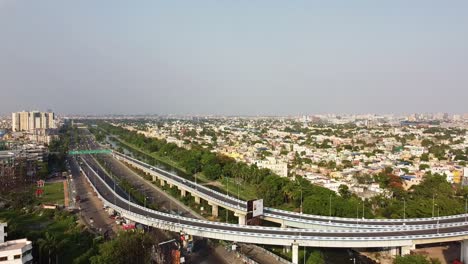 Vista-Aérea-De-La-Ciudad-De-Kolkata-Con-Pasos-Elevados-Y-Edificios-Altos