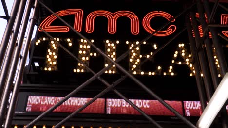 AMC-Empire-Theater-In-New-York-City-In-Manhattan-In-Zeitlupe-Tagsüber-Und-Bei-Sonnigem-Wetter