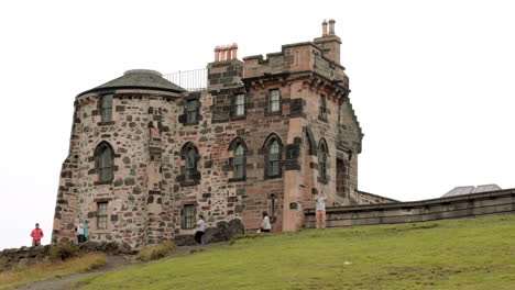 Antigua-Casa-Observatorio-En-El-Observatorio-De-La-Ciudad-En-Calton-Hill,-Edimburgo,-Escocia