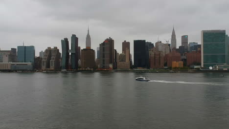 Ferry-on-the-Hudson-River,-New-York-City