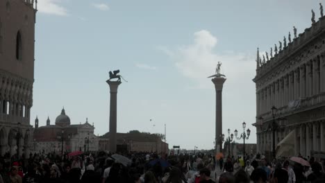 Multitud-De-Personas-En-La-Plaza-San-Marco-Con-Vistas-A-Las-Columnas-De-San-Marco-Y-San-Todaro