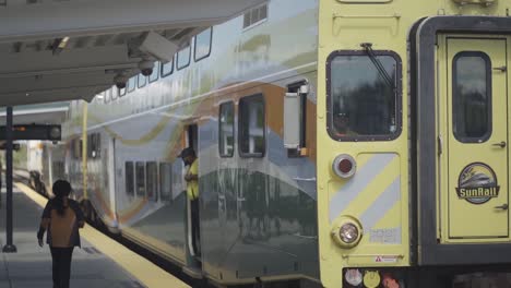 Este-Es-Un-Clip-Del-Jefe-De-Estación-Despidiéndose-De-La-Gente-En-El-Tren-Sun-Rail-En-El-Centro-De-Florida.