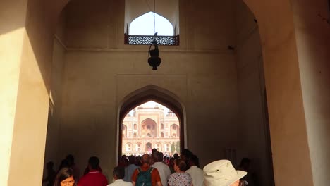 Entrando-Por-Las-Puertas-De-La-Tumba-De-Humayum,-Declarada-Patrimonio-De-La-Humanidad-Por-La-Unesco-En-Delhi,-India