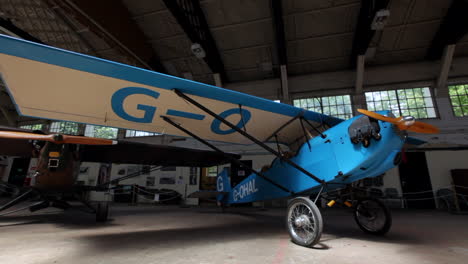 Atemberaubende-Dia-Weitwinkelaufnahme-Eines-Flugzeugs-Im-Hangar