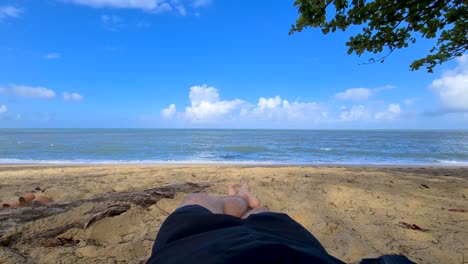 POV-Eines-Jungen-Mannes,-Der-Am-Turtle-Creek-Beach-Am-Meer-Liegt