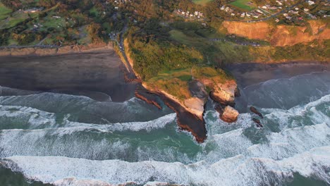 Vista-Aérea-Del-Mirador-De-La-Colonia-Muriwai-Gannet-En-Muriwai,-Auckland,-Nueva-Zelanda