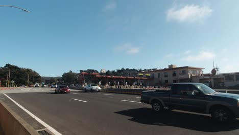 Fahrzeuge-Verlassen-San-Francisco-Mit-Blick-Auf-Die-Mautstation-An-Einem-Sonnigen-Tag-In-Kalifornien,-USA