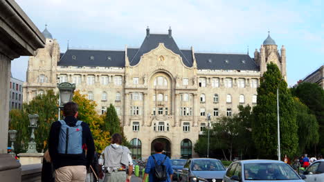 Pedestrians-and-cars-out-front-at-Gresham-Palace,-Budapest,-Static