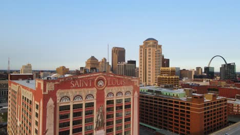 SAINT-LOUIS---Establishing-Aerial-Shot-of-Buildings-in-American-City-of-St