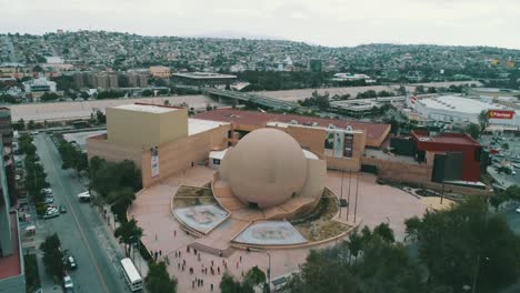 Toma-Aérea-De-Un-Museo-De-Cúpula-En-Tijuana