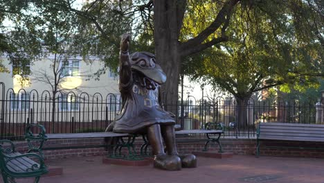 Eine-Rotierende-Kamera-Drehte-Sich-Um-Die-Statue-Des-Maskottchens-Der-University-Of-South-Carolina,-Cocky