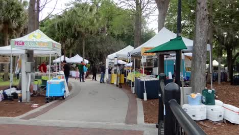 La-Gente-Está-Ocupada-Comprando-Y-Disfrutando-De-Este-Mercado-Al-Aire-Libre