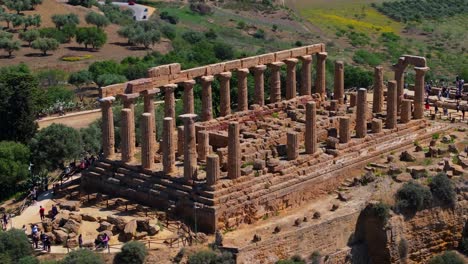 Vista-Aérea-Cinematográfica-Sobre-El-Templo-De-Hera-En-El-Valle-De-Los-Templos-En-Agrigento,-Italia