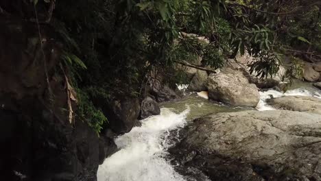 Drohnenaufnahmen-Eines-Baches-Von-Einem-Wasserfall-In-Puerto-Rico