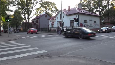 Morning-Traffic-With-Pedestrians-in-Rīga,-Āgenskalns