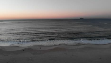 Amanecer-Aéreo-Temprano-En-La-Mañana-Sobre-Una-Playa-De-Copacabana-Casi-Vacía-Con-Tranquilas-Olas-Del-Océano-Entrando