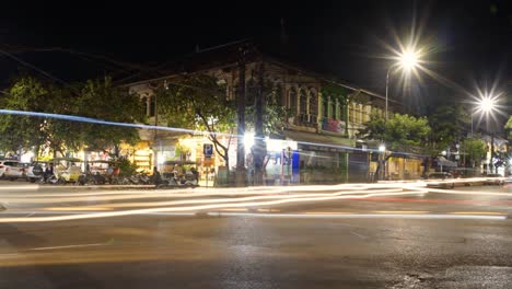 Tráfico-En-La-Pequeña-Ciudad-En-Modo-Lapso-De-Tiempo-Nocturno