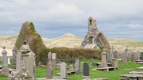 Balnakeil-Church-and-Graveyard,-Sunny-but-cloudy