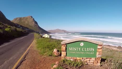 180-Grad-Schwenk-Von-Links-Nach-Rechts-über-Das-Schild-„Misty-Cliffs“