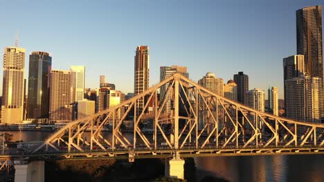 Brisbane,-Australia---17-De-Julio-De-2019:-Amanecer-De-La-Ciudad-De-Brisbane-Hermosa-Antena-Con-Cbd,-Río-Brisbane,-Edificios,-Puente-De-Historia-Y-Recinto-De-Howard-Smith-Wharf