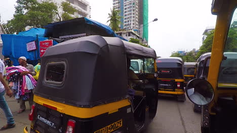 Persönliche-Perspektive-Einer-Rikschafahrt-Durch-Die-Straßen-Von-Mumbai